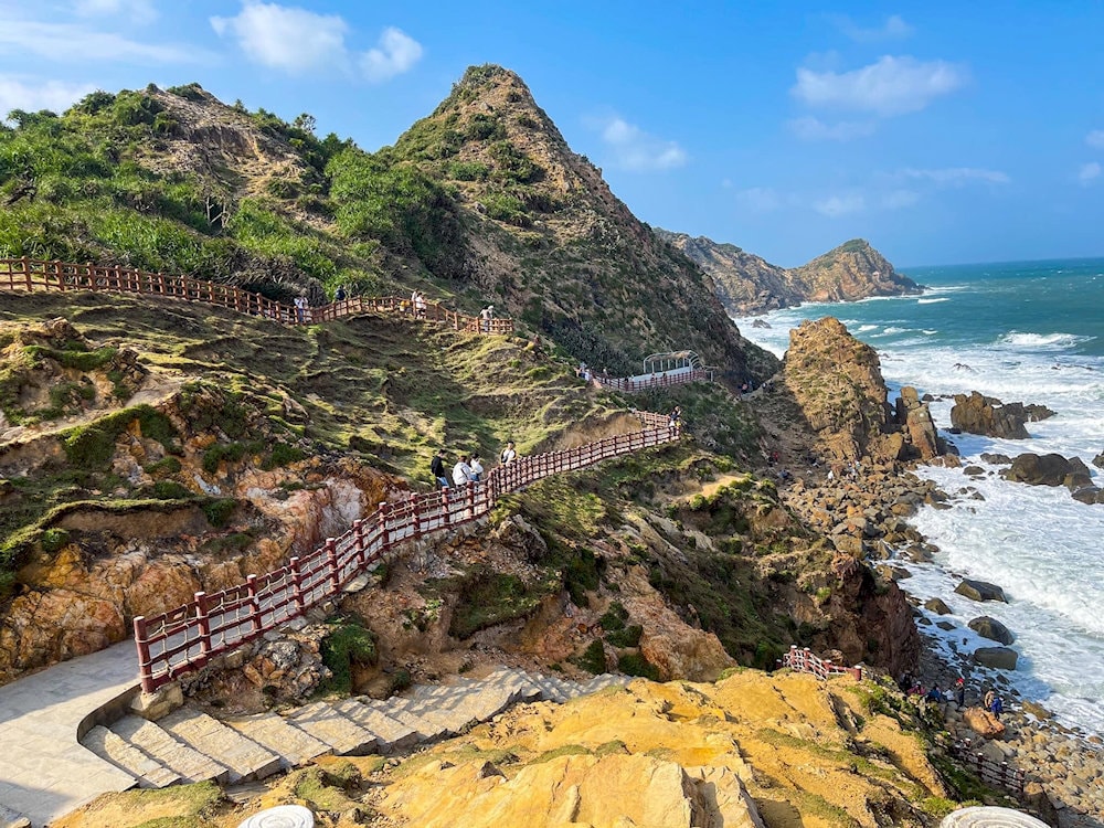 It’s best to visit Eo Gio during the dry season to enjoy the most pleasant weather, clear skies, and calm, beautiful seas